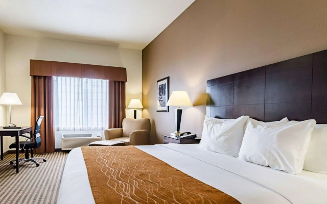 Comfort Inn & Suites Lawrence - University Area