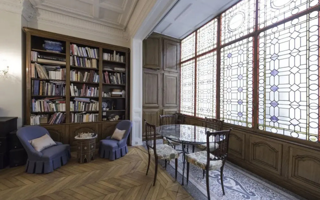 Veeve Champs Élysées Hideaway