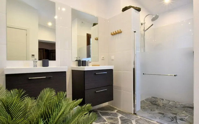 Splendid Villa With in Sayalonga Swimming Pool