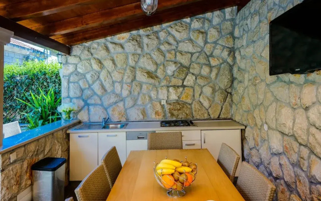 Holiday Home with Private heated Pool, Sea view & Basketball Court