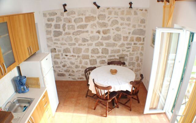 Apartment Bale - right at the beach: A1 Plaza Brist, Riviera Makarska