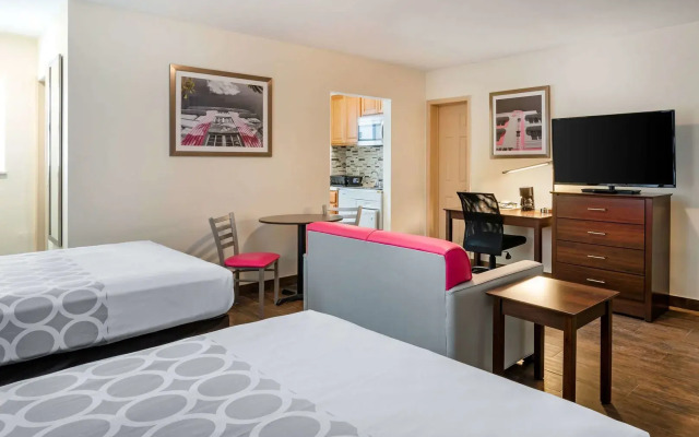 Downtown Hollywood Gardens Inn & Suites