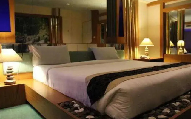 @Ratchada Hotel And Spa
