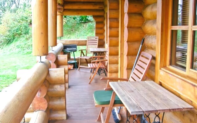 Cedar Log Cabin, Brynallt Country Park