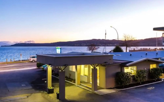 Twin Peaks Lakeside Inn