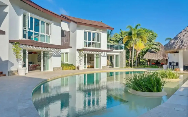 Luxurious 8-bedroom Dreamy Villa