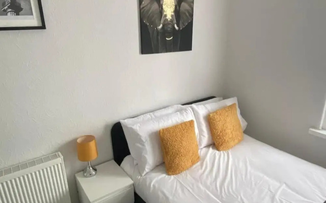 House - Sleeps 6 - Pet Friendly - Parking