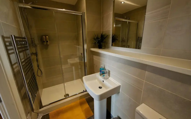 2 Bedroom Central Apartment With Parking