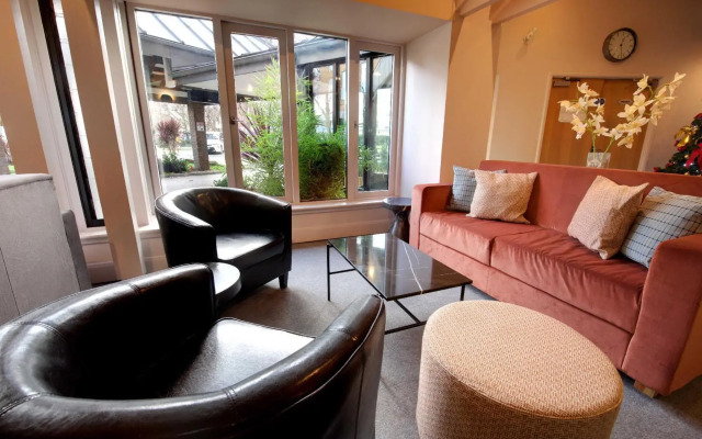 Waterloo Hub Hotel & Suites