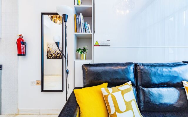 Waves - Chic Studio With Balcony Overlooking City Views