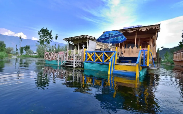 Golden Hopes Group Of Houseboats