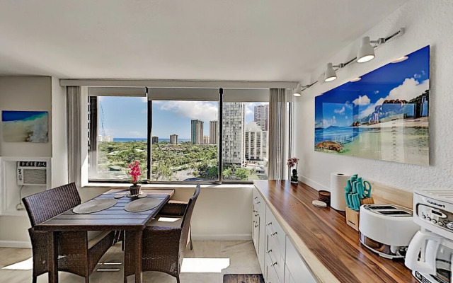 Hawaiian Monarch 1604 Condo by RedAwning