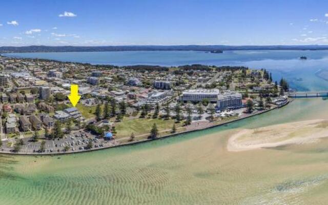 Lakeshore Apartments - Unit 5