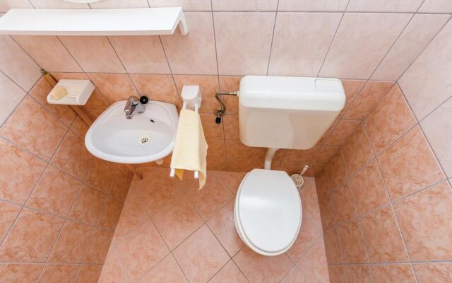 Beautiful Home in Barbat-rab With Wifi and 2 Bedrooms