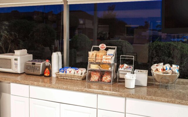 Super 8 by Wyndham Canoga Park