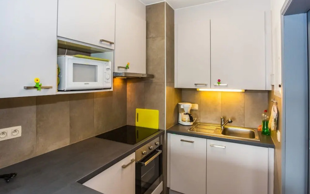 Cozy Coastal Flat w/ Views