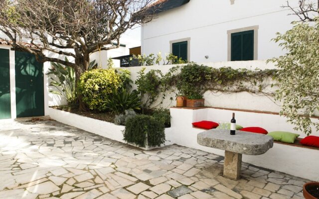 Cushy Apartment with garden in Estoril
