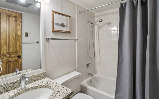 Lodge B209 Condo Walk to Gondola by RedAwning