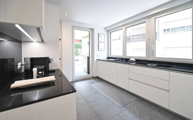 One & Only Lake View Apartment