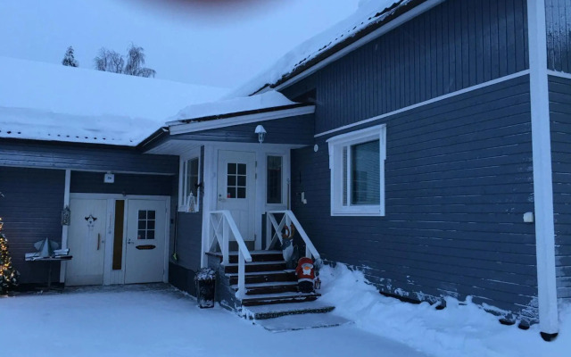 Tilava talo lähellä keskustaa