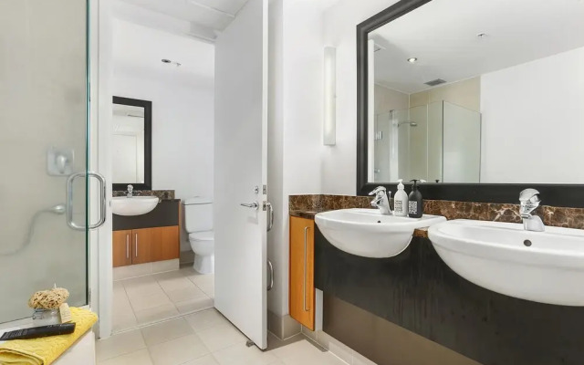 Bright Modern One Bed Marina Penthouse - by Urban Butler