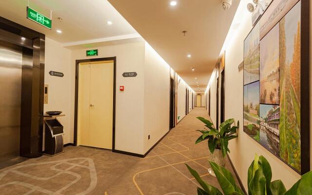 Chonpines Hotels· Jingzhou Ancient City Dongmen