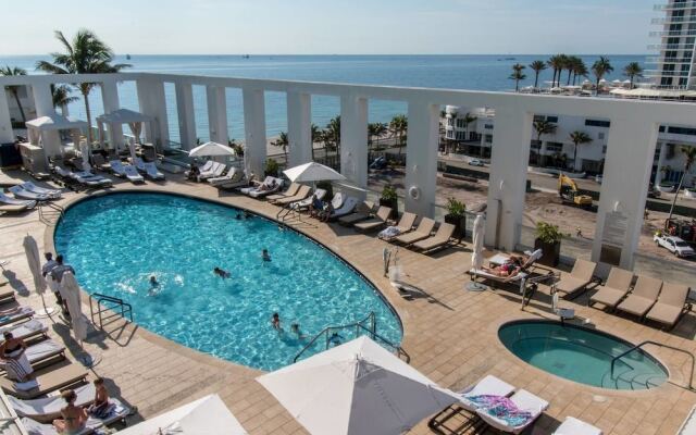 Luxury Beachfront Studio-with Daily Cleaning