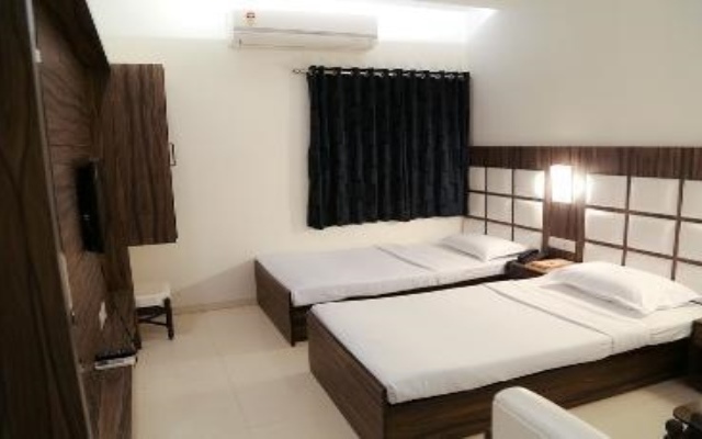 OYO 2351 Hotel Golden Plaza