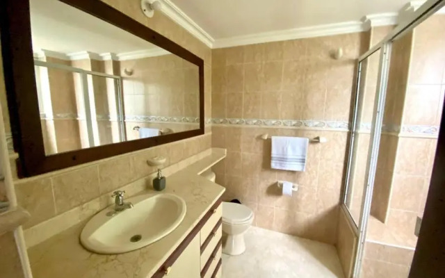 Casa con parking y terraza en sector exclusivo