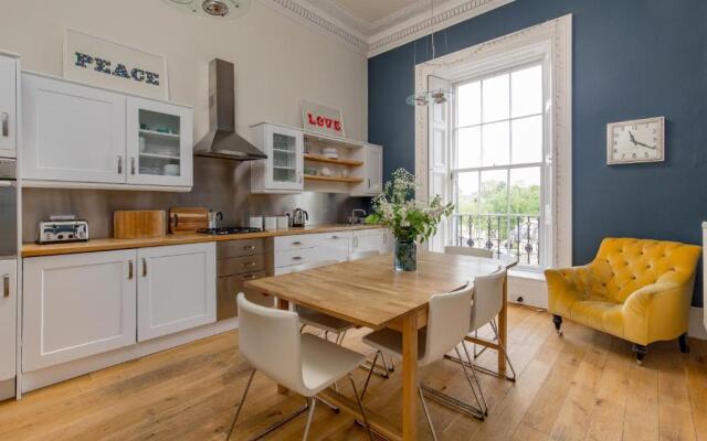 325 - Delightful 2 bedroom apartment situated in typical 18th century square