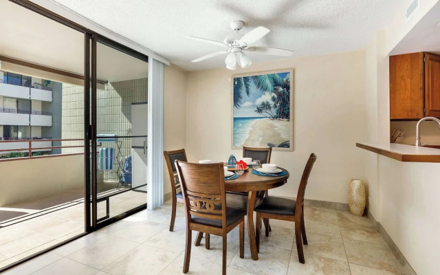 Honu Hale Minutes Away From the Beach!