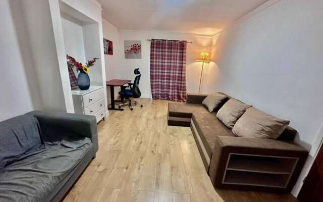 Spacious 3-bed House With car Park Near Heathrow