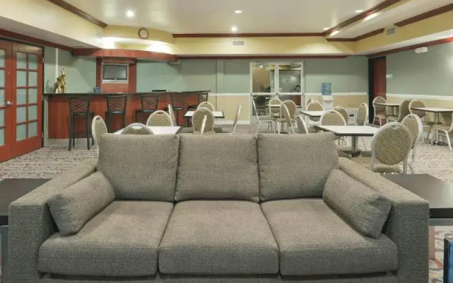 Holiday Inn Express Bakersfield Central