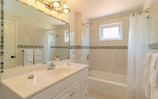 New 3-bed on Hip Strip, Beach access, Sleeps 8