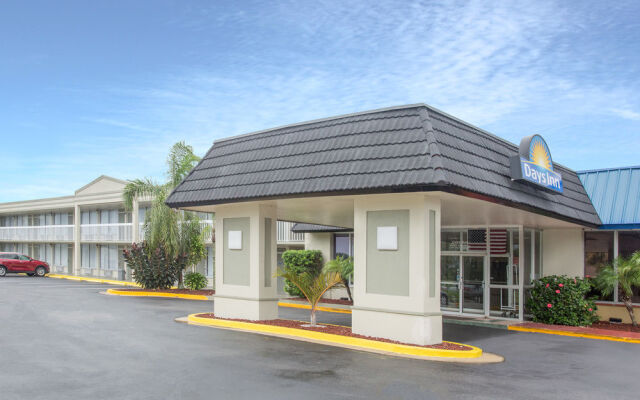 Days Inn By Wyndham Titusville Kennedy Space Center