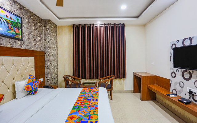 Fabhotel Frolic