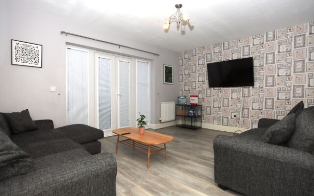 Beautiful 5 Bed Detached House - Sleeps 9