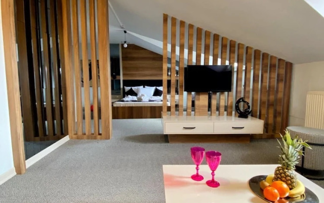 Otel 374
