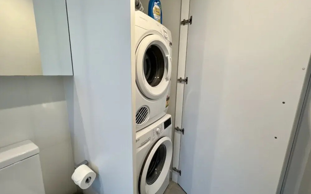 Stylish 1-bed With Pool, Gym & Free Parking