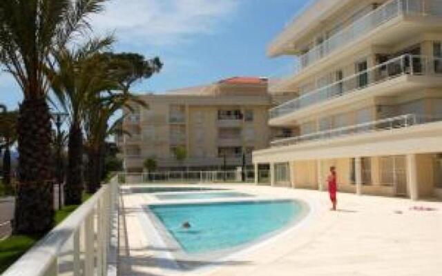 Stunning 2 Bed Apt On The Seafront Of Cannes In A High Class Secure Building With Swimming Pool 463