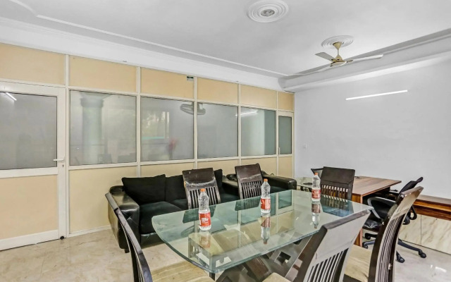 OYO Townhouse 1071 Hotel Metro Inn Residency