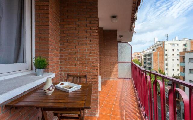 Spacious 4 Bedroom Apartment Fira BCN & Camp Nou