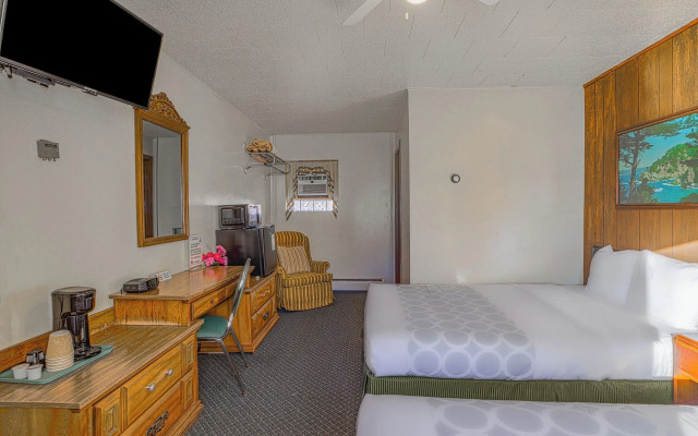 Love Hotels Silver Street by OYO at Hurley WI