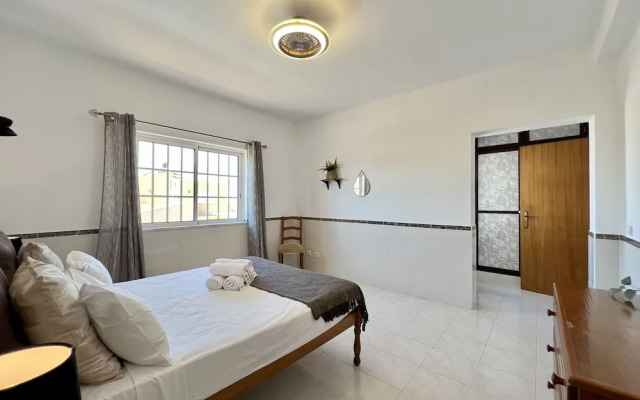 Pêra Stylish Villa With Pool by Homing