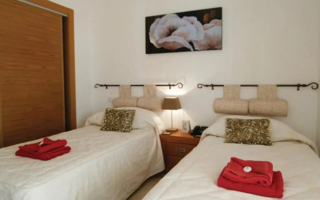 Lovely Apartment Overlooking Golf Course Lake - AO21622