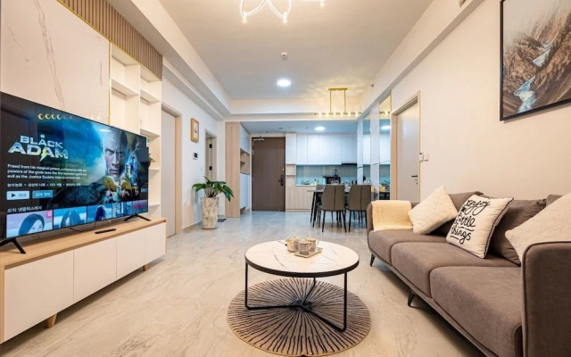 Happy Light Apartment in the Cardinal Court
