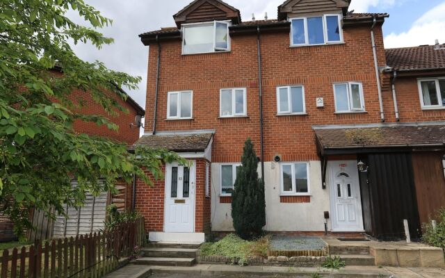 Beautiful 3 Beds House - Thamesmead