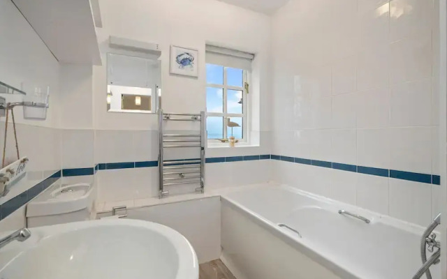 5 Sunny Cove - Direct Beach Access Sea Views