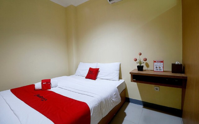 RedDoorz near ITC Cempaka Mas