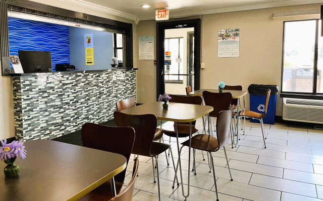 Super 8 by Wyndham Vincennes